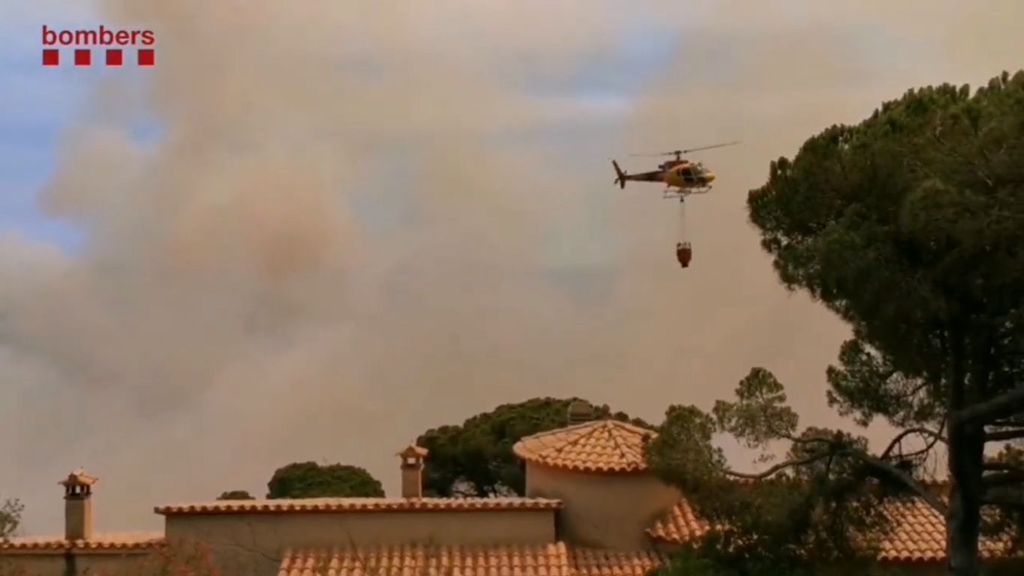 Vuelven los 350 desalojados tras dar por estabilizado el incendio de Castell d'Aro