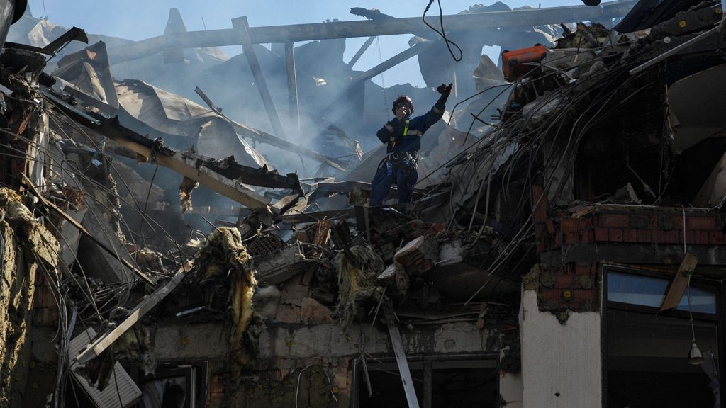 Edificio residencial destruido por las tropas rusas en Kiev, Ucrania.