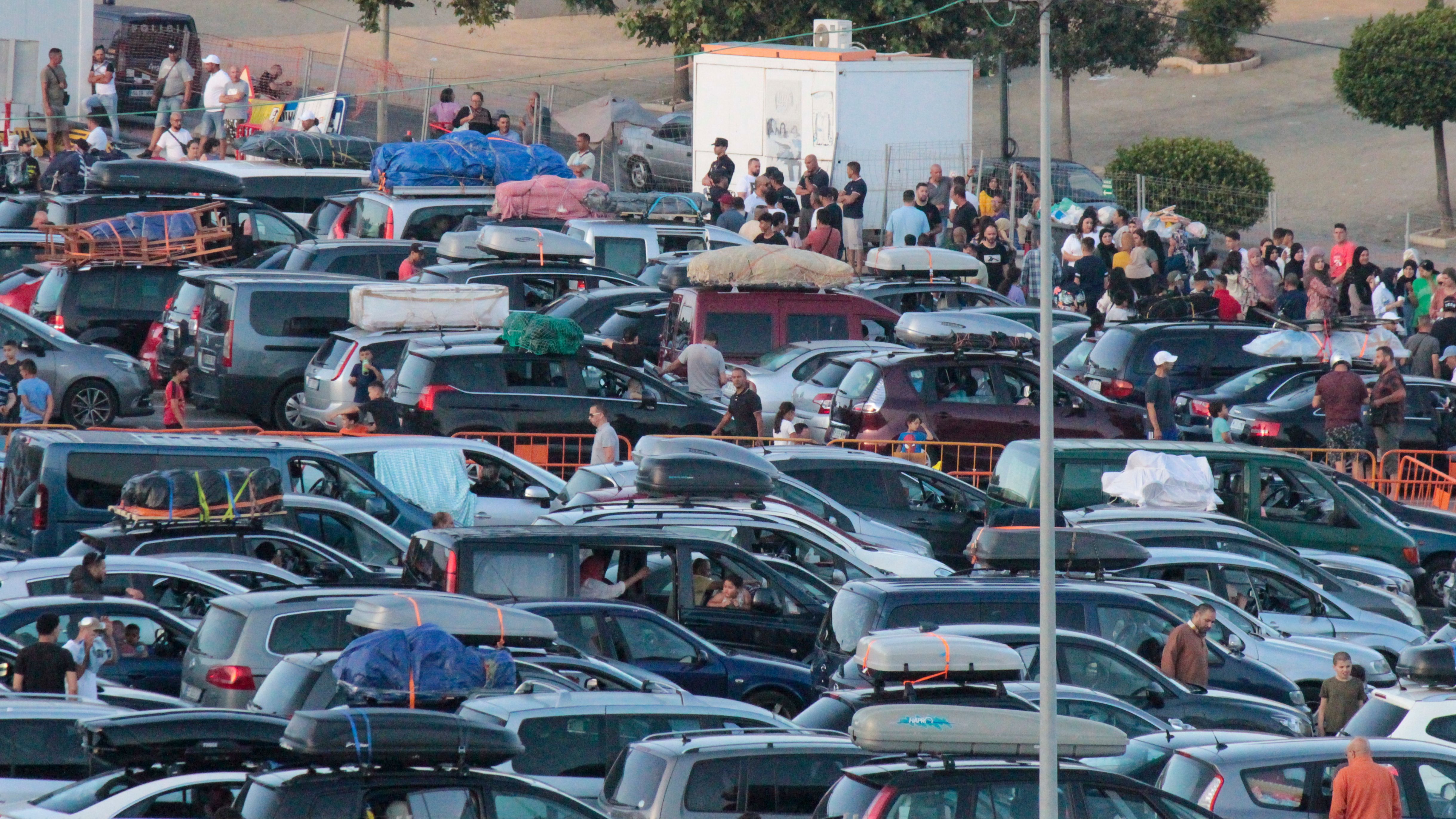 La zona de acceso a la frontera de Ceuta, al borde del colapso