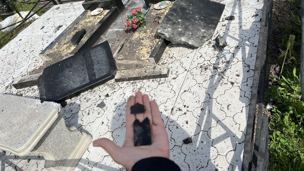 Metralla de munición de racimo en un cementerio de Járkov