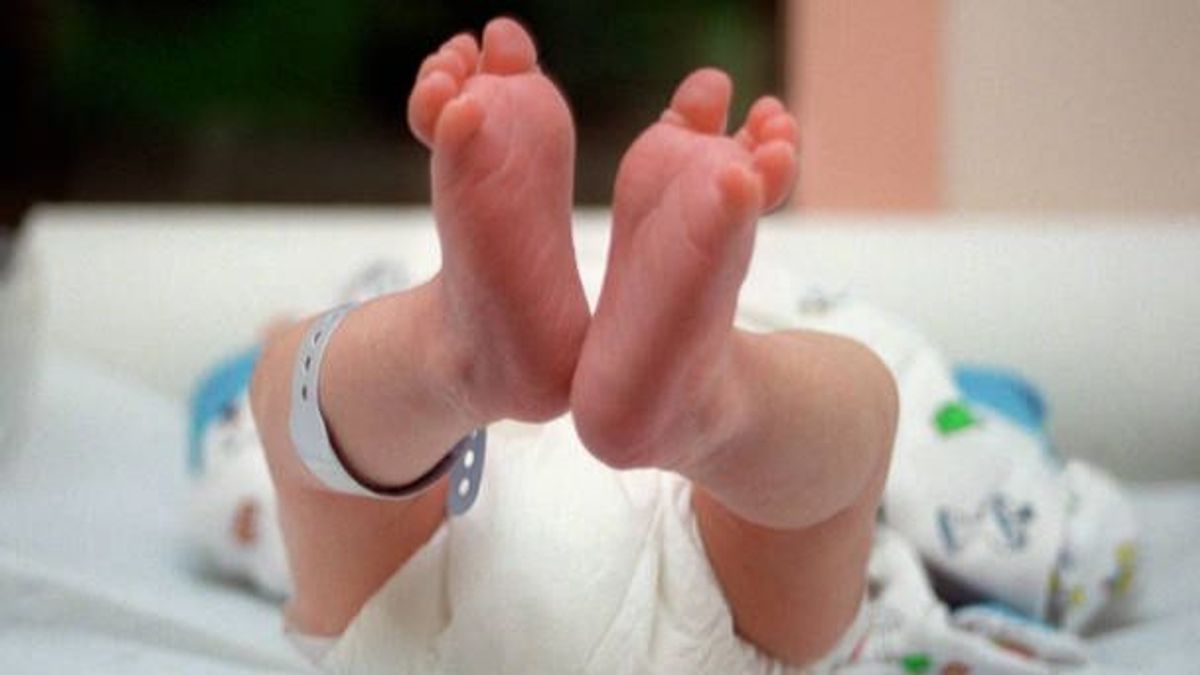 Muere un bebé a las dos horas de nacer: sus padres son hermanos