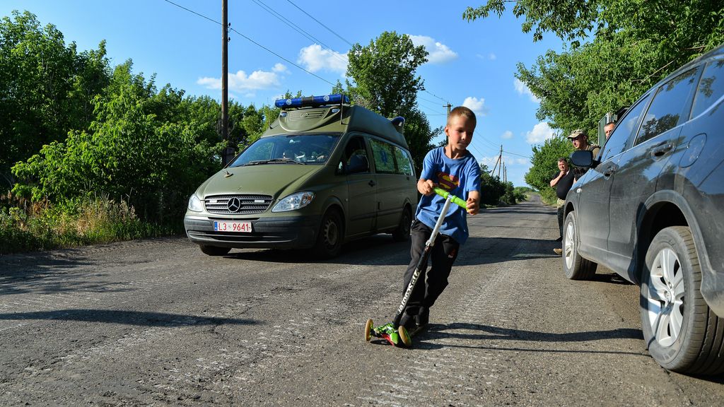 Niño juega durante la guerra de Ucrania