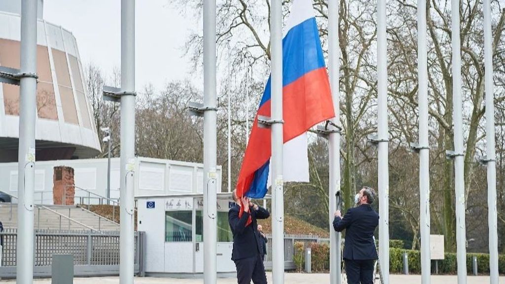 Operarion quitan la bandera de Rusia del Consejo de Europa