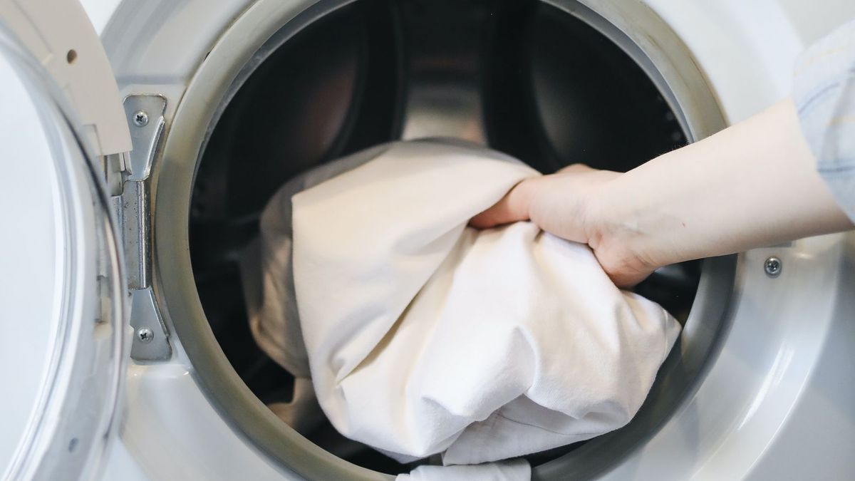 Cómo puedes quitar el olor a tabaco de la ropa sin usar la lavadora
