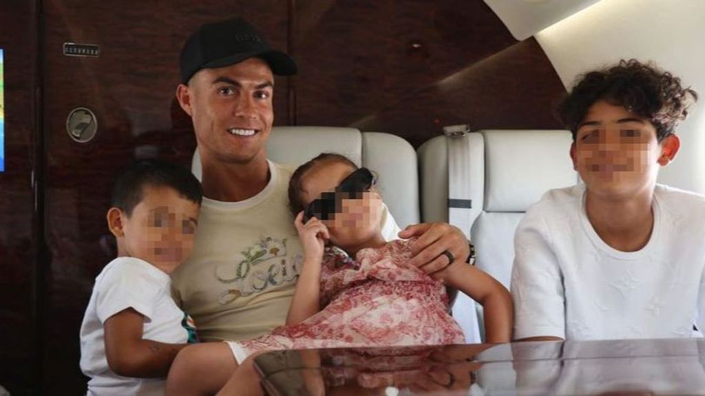 Cristiano Ronaldo junto a sus hijos en su avión privado