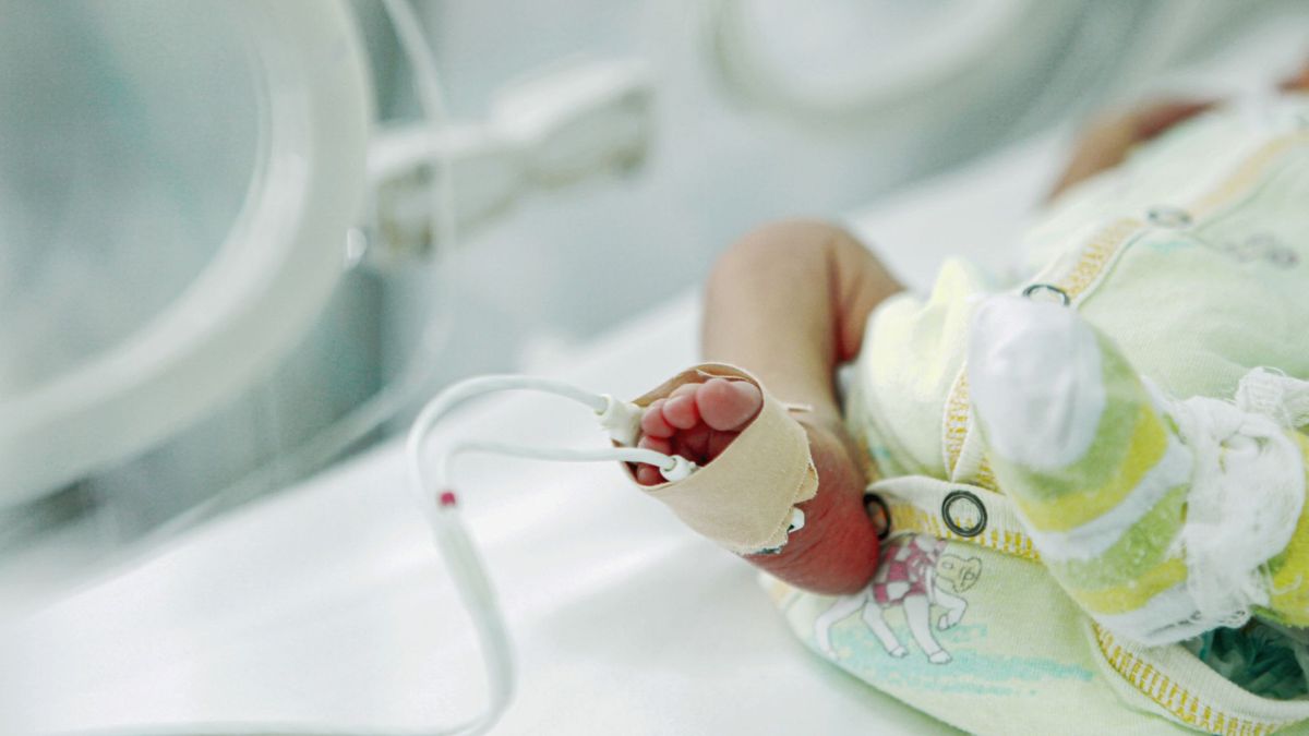 Imagen de archivo de un bebé en una incubadora