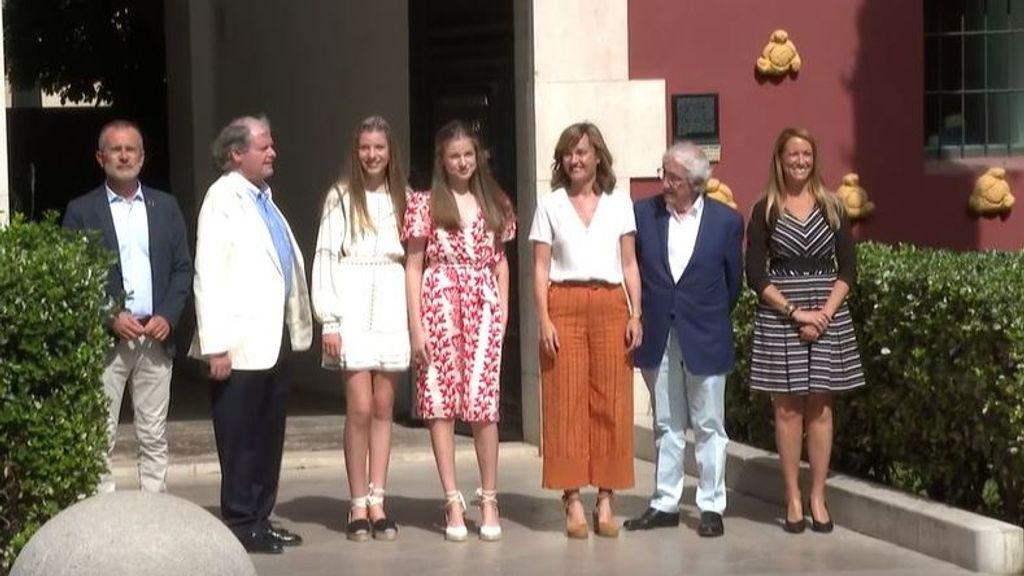 La princesa Leonor y la infanta Sofía llegan al Museo Dalí en Figueres entre gritos de apoyo y de rechazo