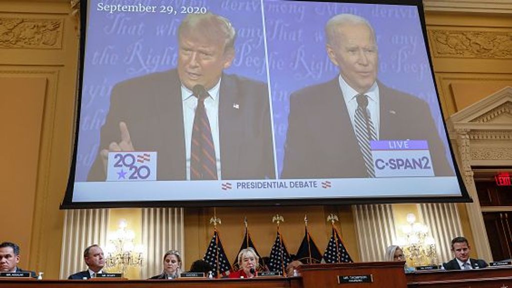 Un video del expresidente Donald Trump y el presidente Joe Biden durante una audiencia del Comité para Investigar el asalto al Capitolio del 6 de enero
