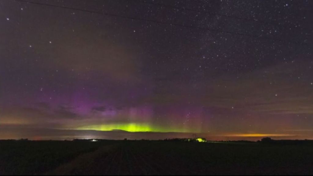 Una impresionante aurora boreal cubre el cielo de Minnesota, EEUU