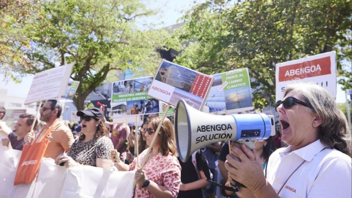 Una señora con un megáfono durante la concentración de los trabajadores de Abengoa en la consejería de Economía Una señora con un megáfono durante la concentración de los trabajadores de Abengoa en la consejería de Economía