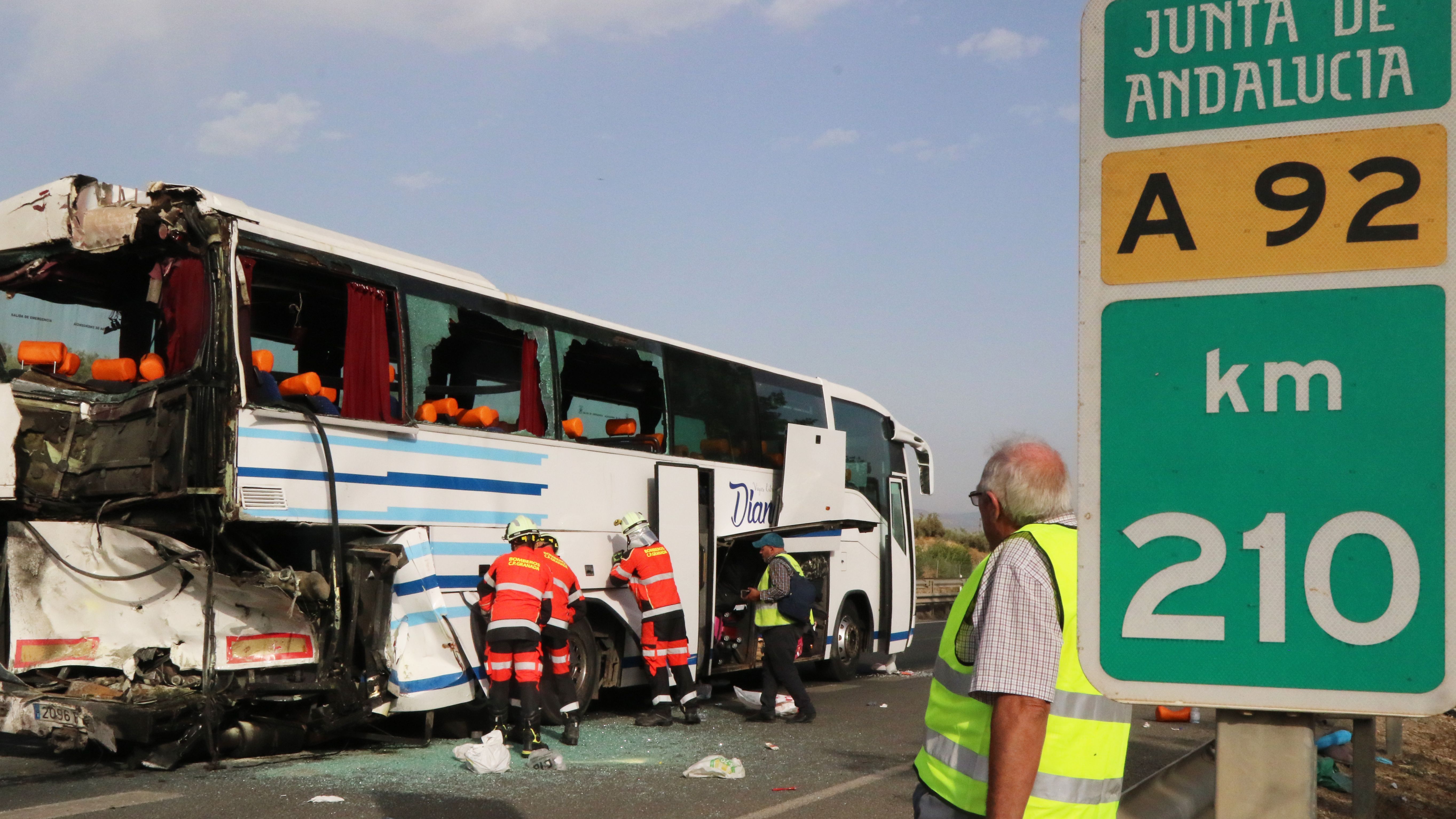 Uno de los autobuses implicados en el accidente a su paso por Moraleda de Zafayona (Granada)