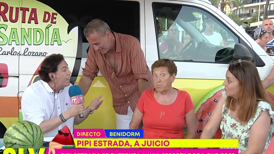 Una señora le arrebata el micro en directo a Pipi Estrada: "No calla"