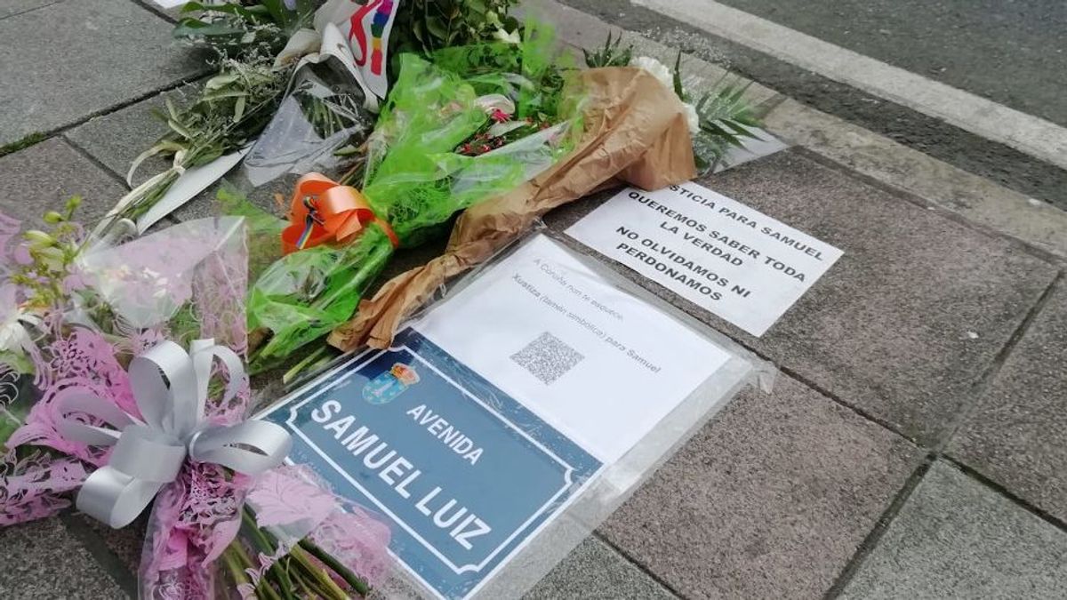 Altar en el lugar en el que Samuel Luiz fue asesinado hace justo un año. Altar en el lugar en el que Samuel Luiz fue asesinado hace justo un año.