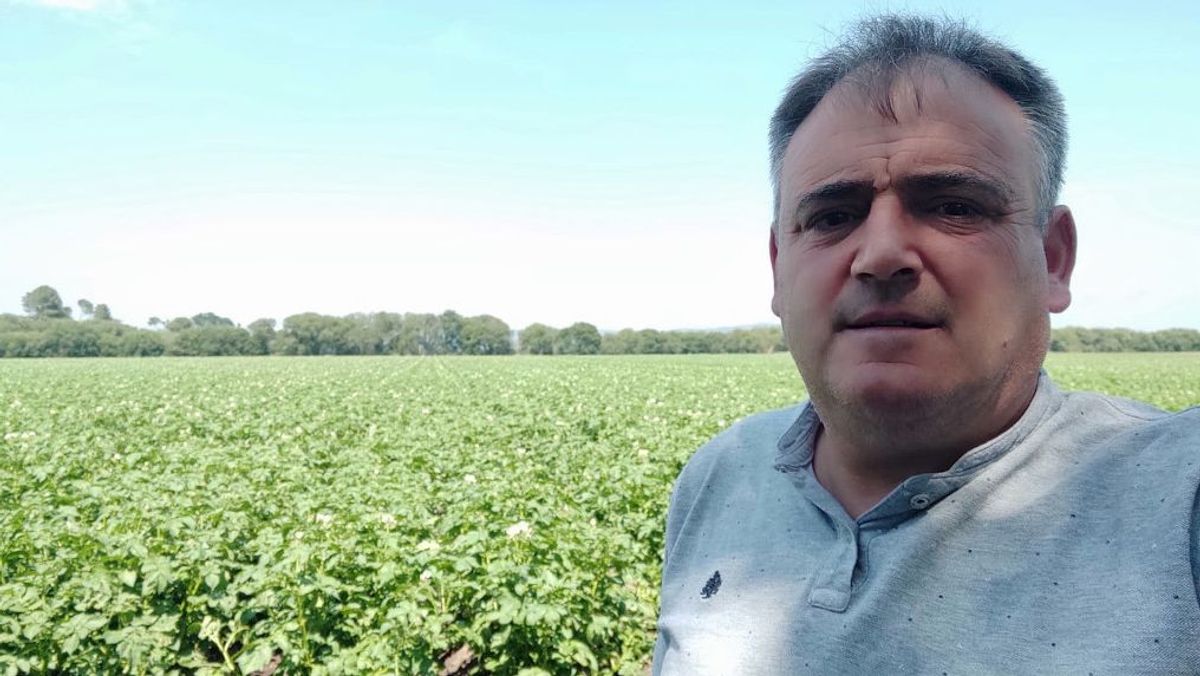 Amador Díaz, con una de las tierras que cultiva de fondo. Amador Díaz, con una de las tierras que cultiva de fondo.