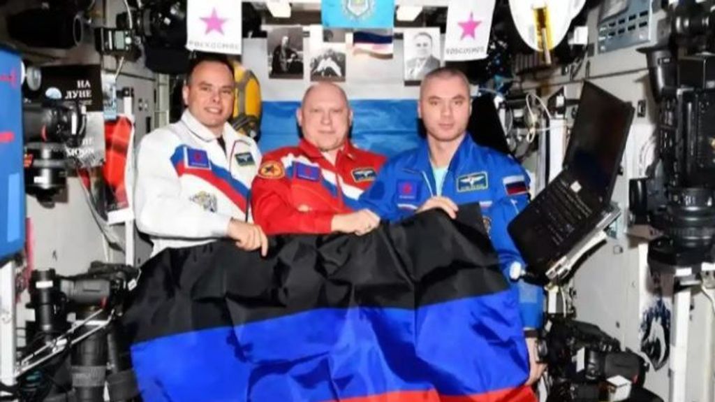 Cosmonautas rusos posan con la bandera de la región ocupada de Lugansk en la Estación Espacial