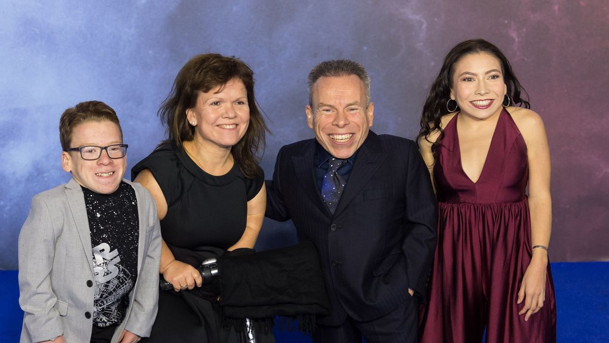 El actor Warwick Davis relata cómo reunió a sus hijos porque daba a su esposa por muerta en el hospital