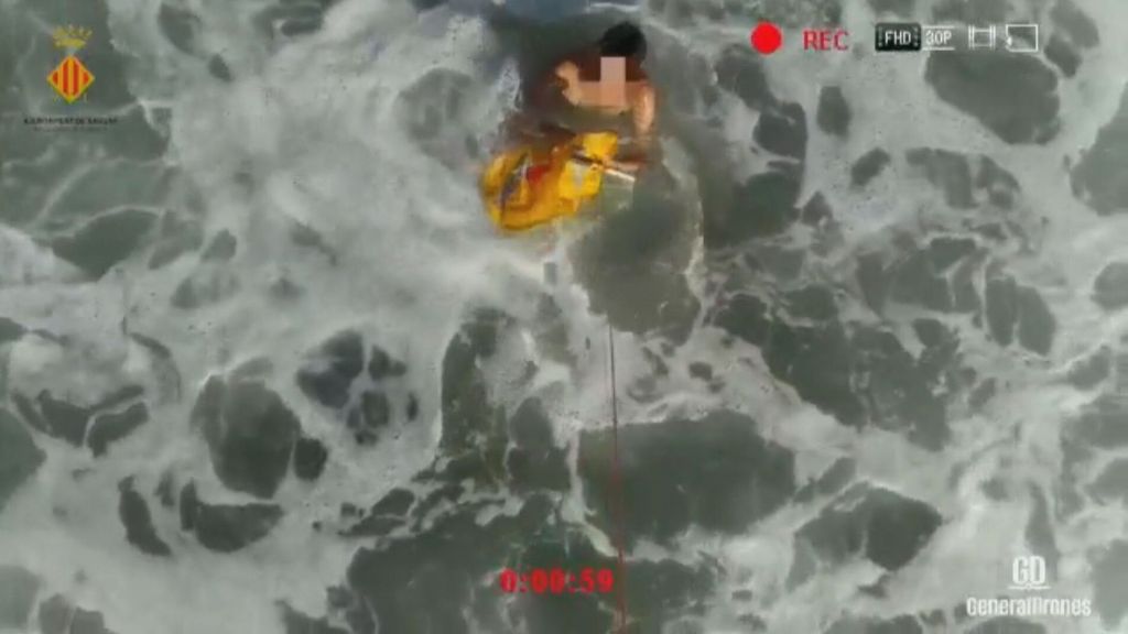 El angustioso instante en que un dron salva a un adolescente de morir engullido por las olas en Sagunto (Junio 2022)