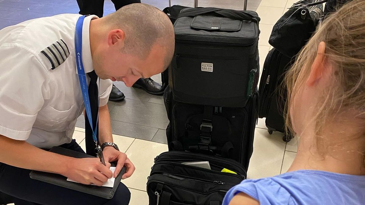 El capitán de una aerolínea intervino para escribir una nota al hada de los dientes para una niña que perdió un diente durante el vuelo
