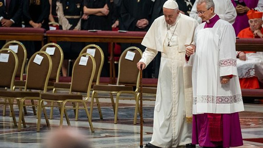 El Papa Francisco con problemas de rodilla en junio del 2022
