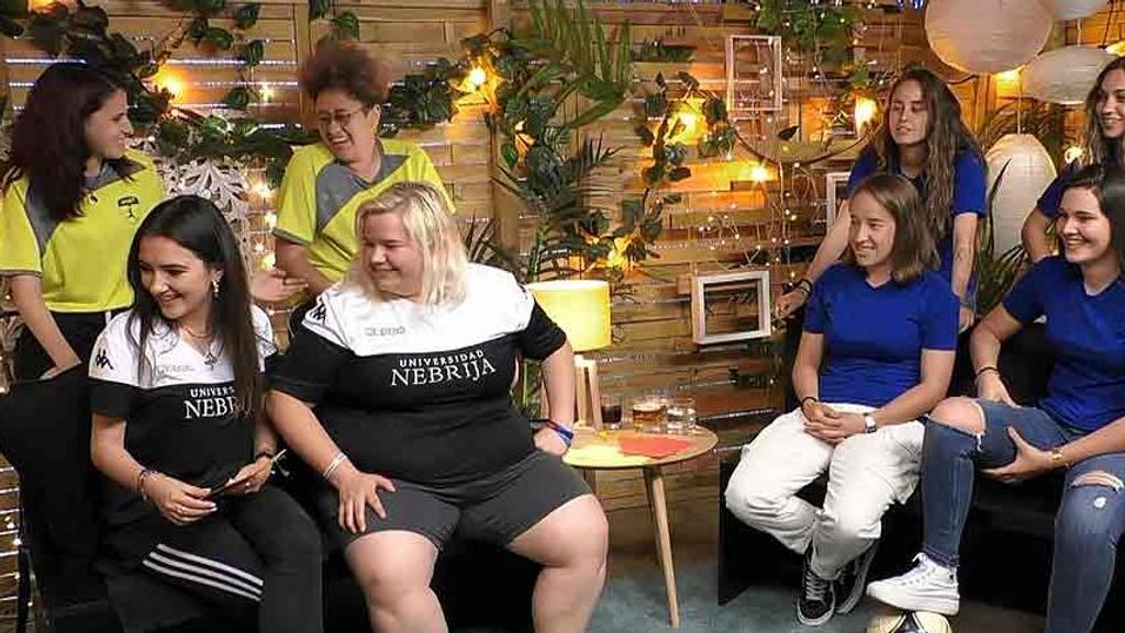 El partido del amor LGTBI se juega en ‘First Dates: Especial Orgullo’: “Viva el fútbol femenino”