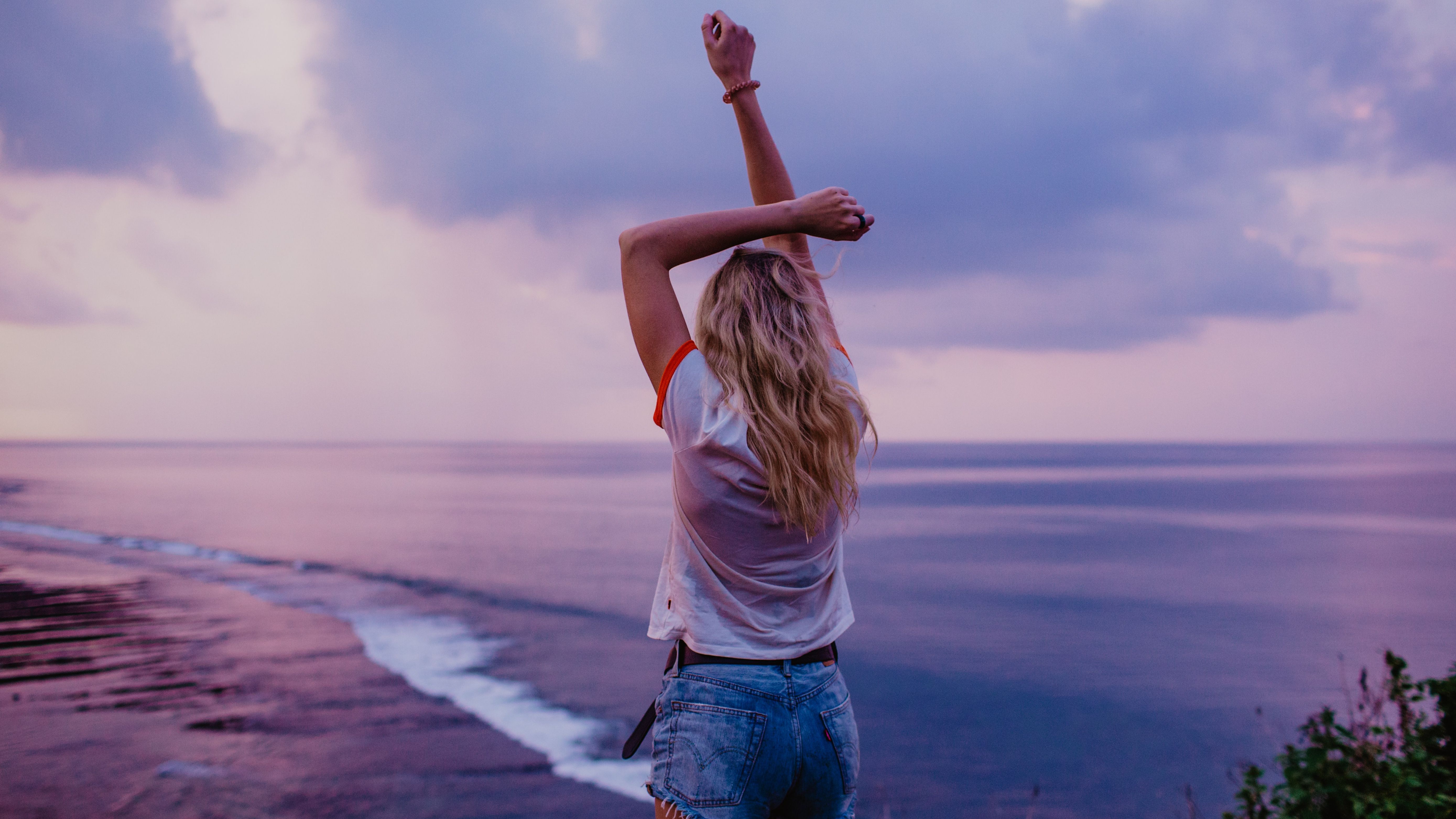 El pelo sufre en verano por el sol, el mar y el cloro de las piscinas. FUENTE: Pexels