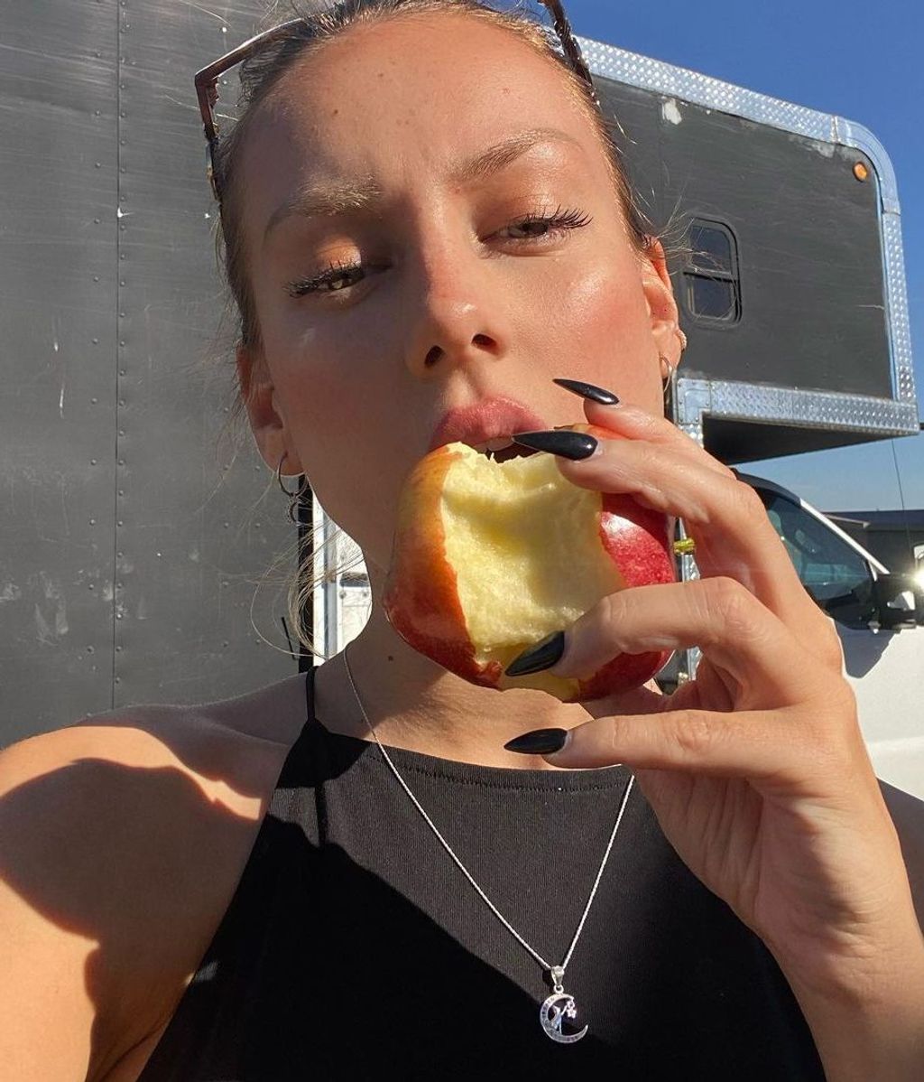 Ester Expósito comiendo una manzana