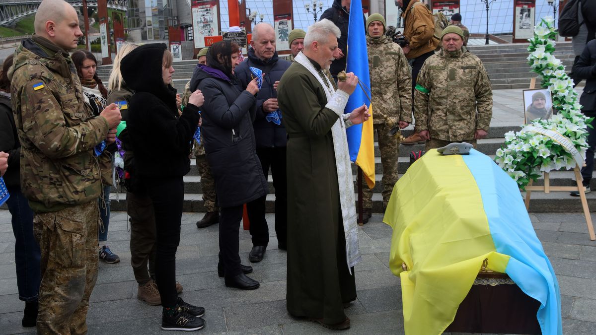 EuropaPress 4393175 20 april 2022 ukraine kiev priest conducts the farewell ceremony of soldier