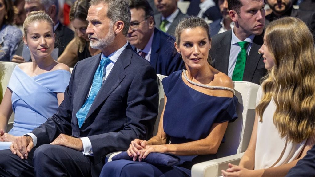 EuropaPress 4555477 princesa leonor rey felipe vi reina letizia infanta sofia presiden entrega