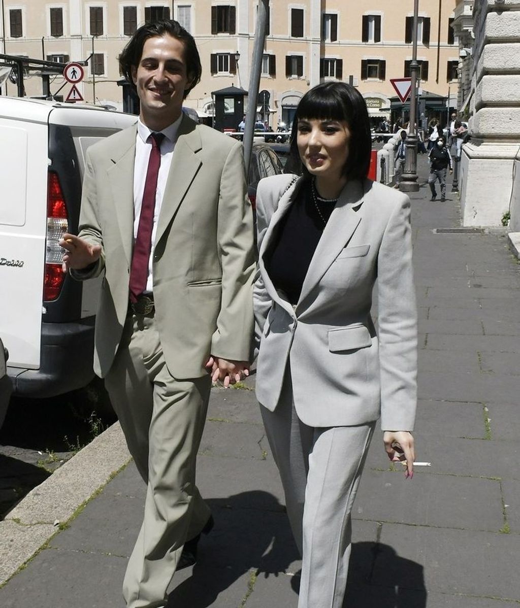 Giorgia Solari y Damiano David frente al parlamento italiano