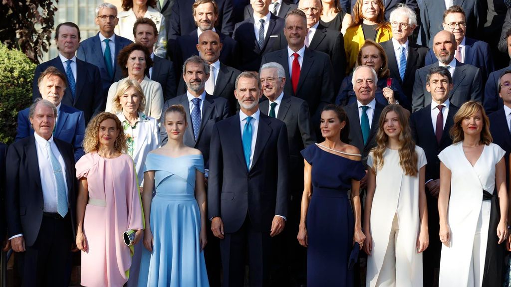 La Familia Real con las ministra Pilar Alegría y la presidenta del Congreso, Meritxell Batet, en los premios Princesa de Girona