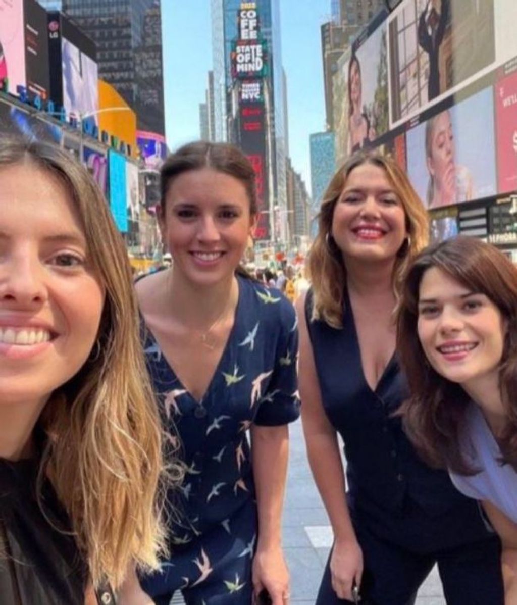 La ministra Irene Montero posa en Times Square