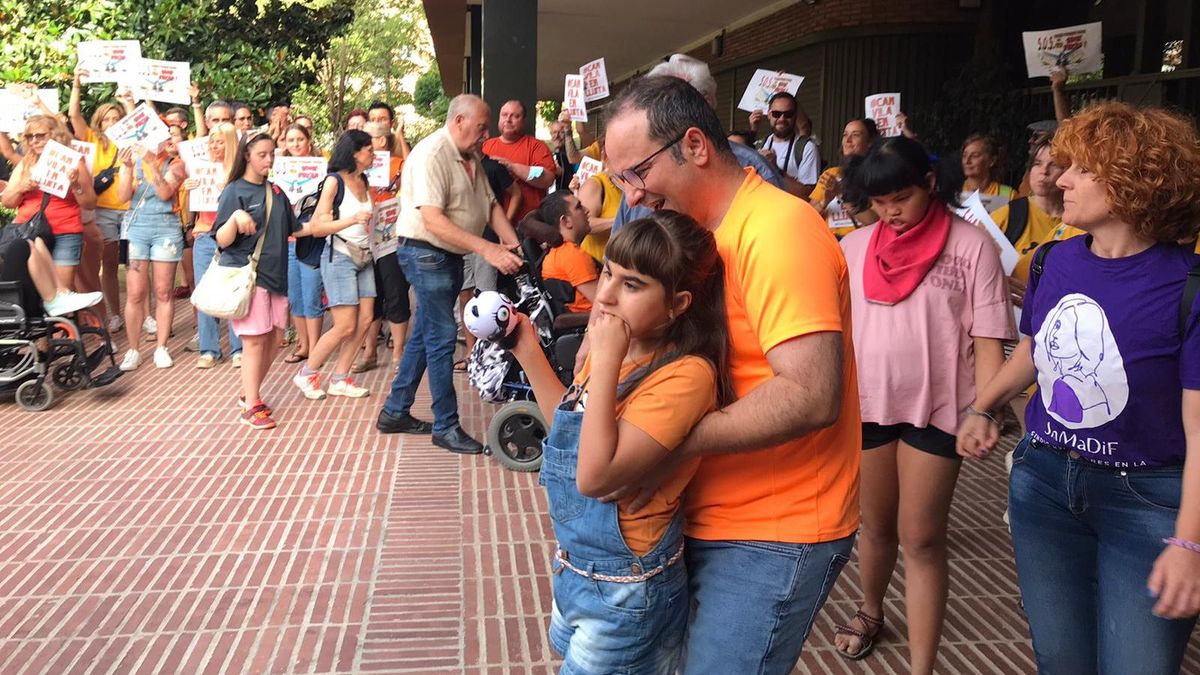 Las familias se manifiestan ante el Departament de Educació Las familias se manifiestan ante el Departament de Educació
