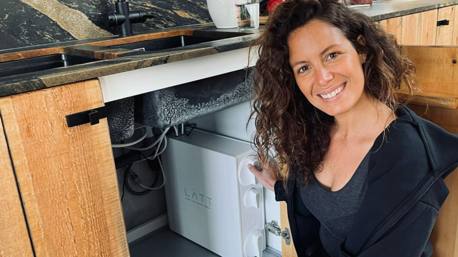 Laura Madrueño presume de cocina ecológica y con grifo multifunción (Nuria Marín)