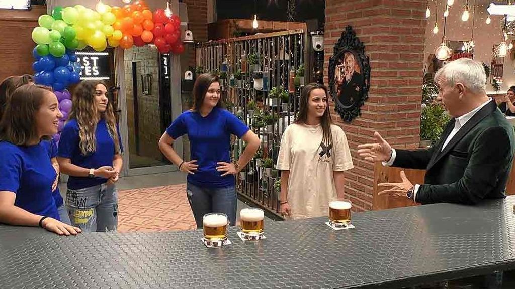 Lorena y sus compañeras de equipo en 'First Dates'