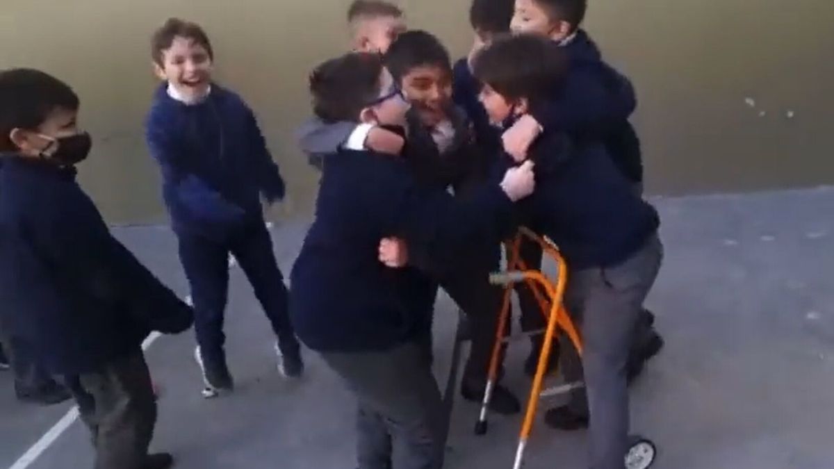 Los niños celebrando el gol