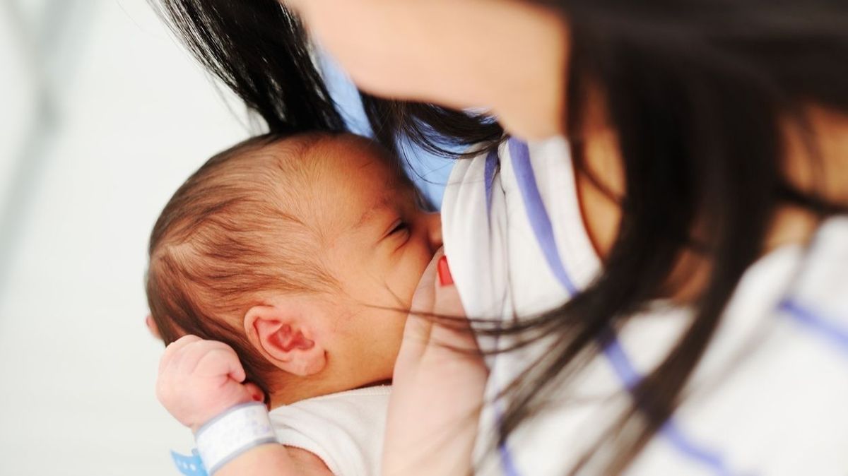 Madre amamantando a bebé Madre amamantando a bebé