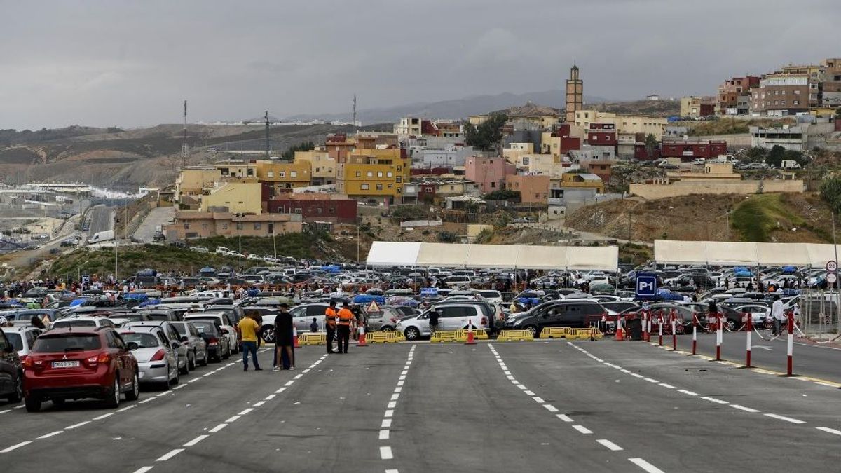 Numerosos vehículos hacen cola en la zona de embolsamiento de Loma Colmenar para pasar a Marruecos