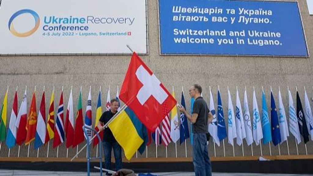 Operarios terminando de organizar las instalaciones de la Cumbre de Lugano para la reconstrucción de Ucrania
