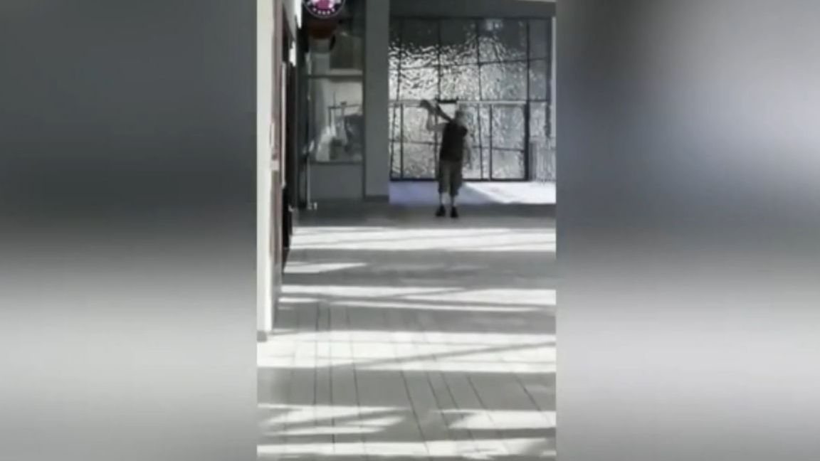 Paseando tranquilamente con el arma por el centro comercial: las imágenes del asesino de Copenhague (Junio 2022)