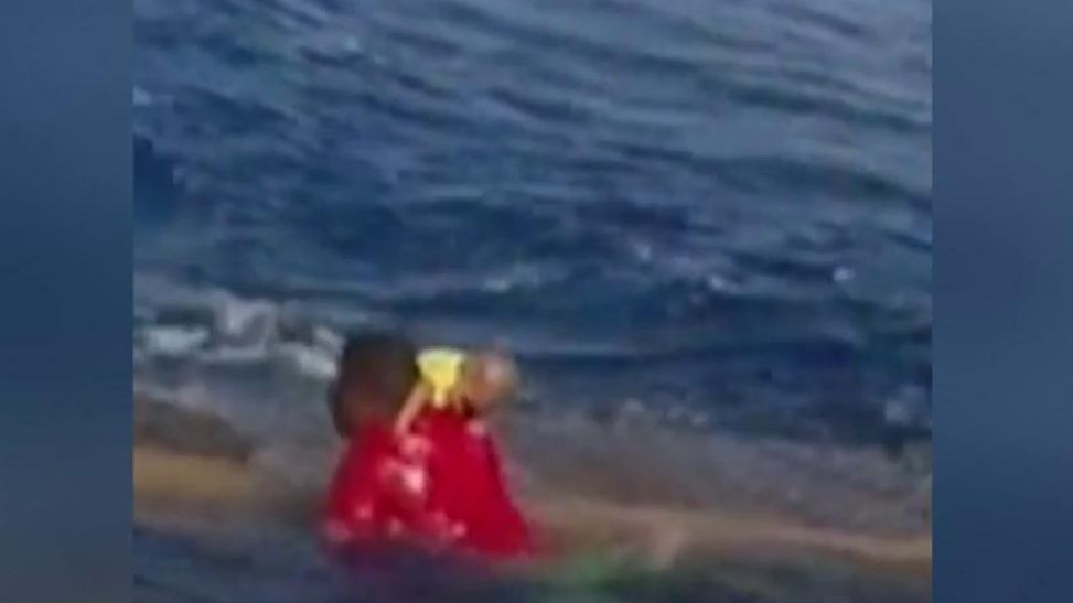 La imagen que debería avergonzar a Occidente: el rescate de un bebé de 4 meses en el Mediterráneo