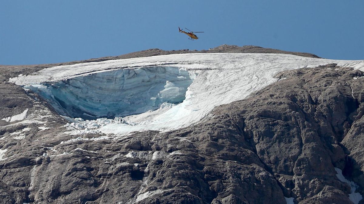 Un helicóptero busca a los senderistas desaparecidos tras el desprendimiento de un glaciar de la Marmolada, en los Alpes italianos.