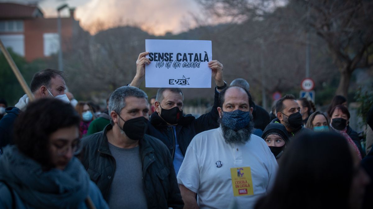 Varias personas con carteles participan en una manifestación contra el establecimiento de un 25% Varias personas con carteles participan en una manifestación contra el establecimiento de un 25%