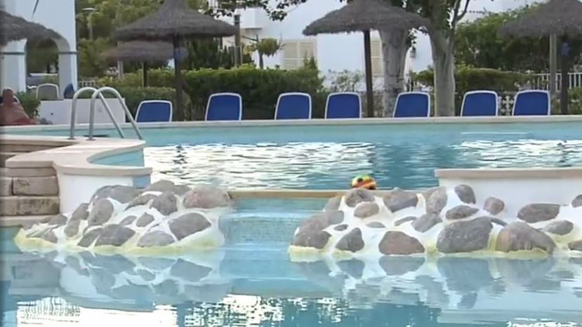 Veinte intoxicados por exceso de cloro en una piscina en Mallorca