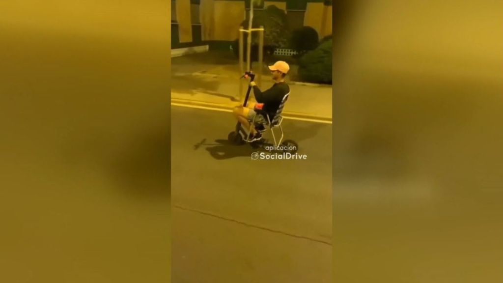 Visto en la carretera: circula en patinete eléctrico subido sobre una silla de playa