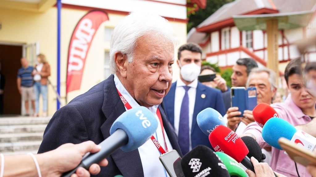 Felipe González acusa a Podemos de contradecirse sobre el gasto en Defensa: "Que alguien me lo explique"