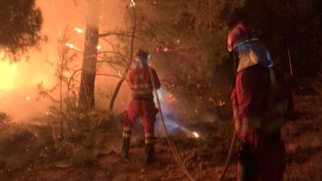 El incendio de Venta del Moro se reaviva junto al parque natural de las Hoces del Cabriel