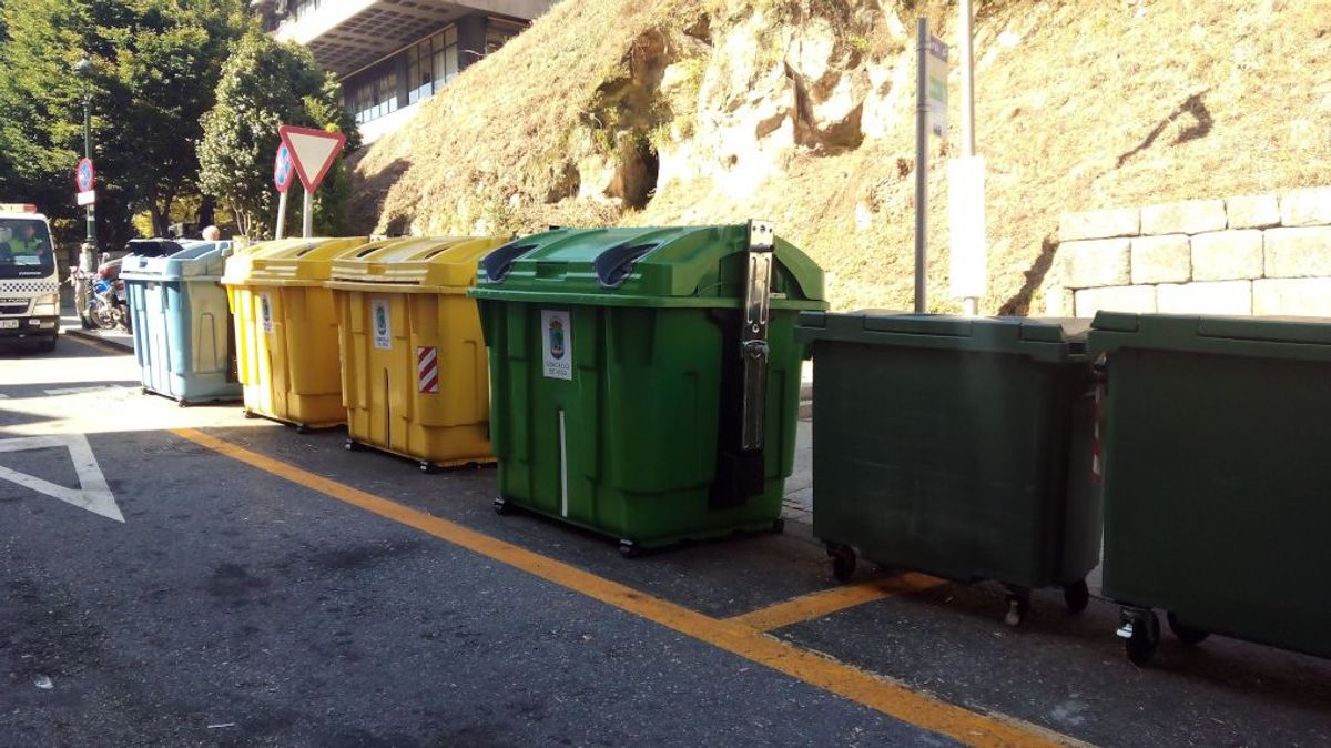 Contenedores de basura en una calle de Vigo (Pontevedra). Contenedores de basura en una calle de Vigo (Pontevedra).