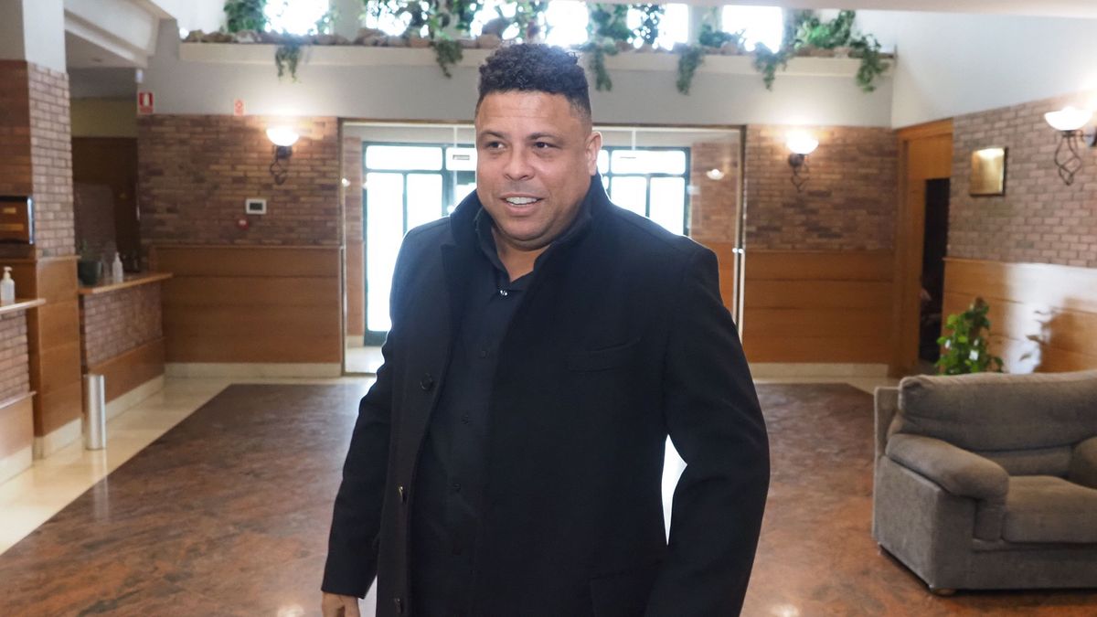 El presidente del Real Valladolid, Ronaldo Nazario, participa en un desayuno informativo organizado por la Asociación de la Prensa Deportiva de Valladolid (APDV). El presidente del Real Valladolid, Ronaldo Nazario, participa en un desayuno informativo organizado por la Asociación de la Prensa Deportiva de Valladolid (APDV).