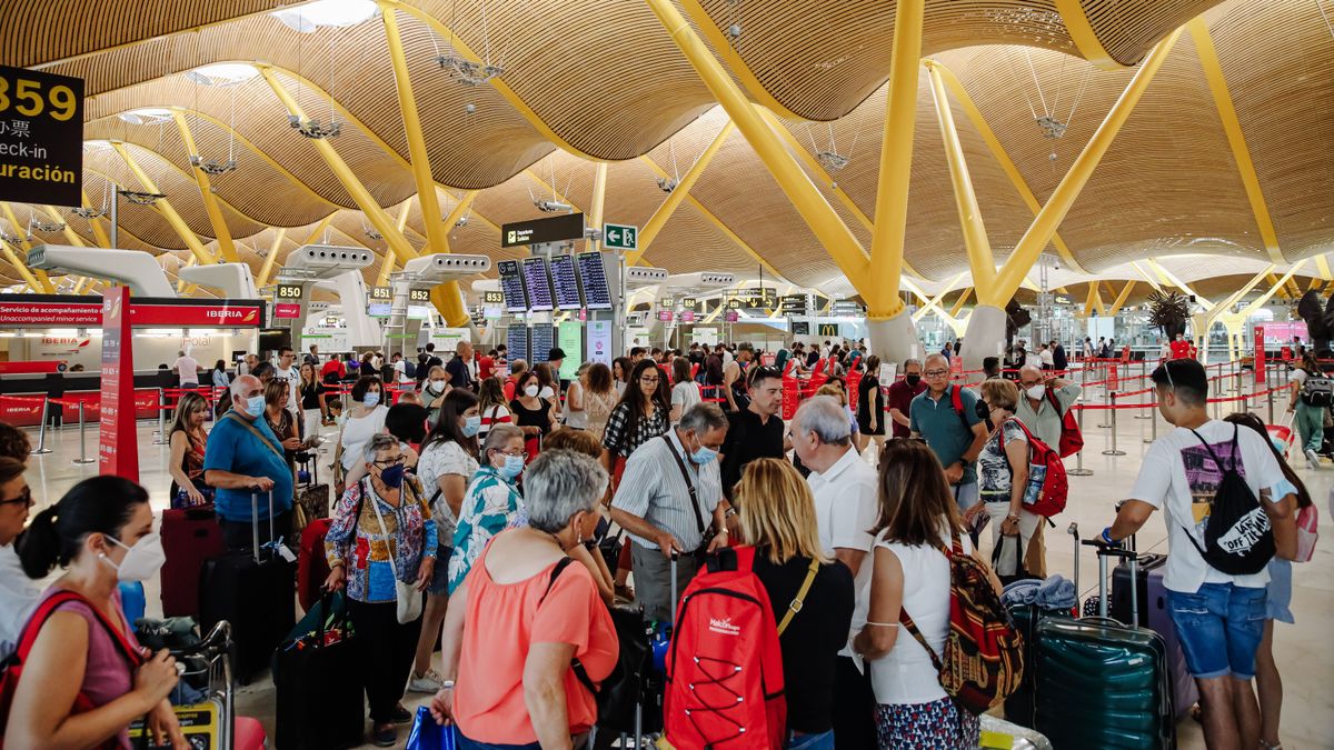 EuropaPress 4547994 pasajeros maletas terminal aeropuerto adolfo suarez madrid barajas julio