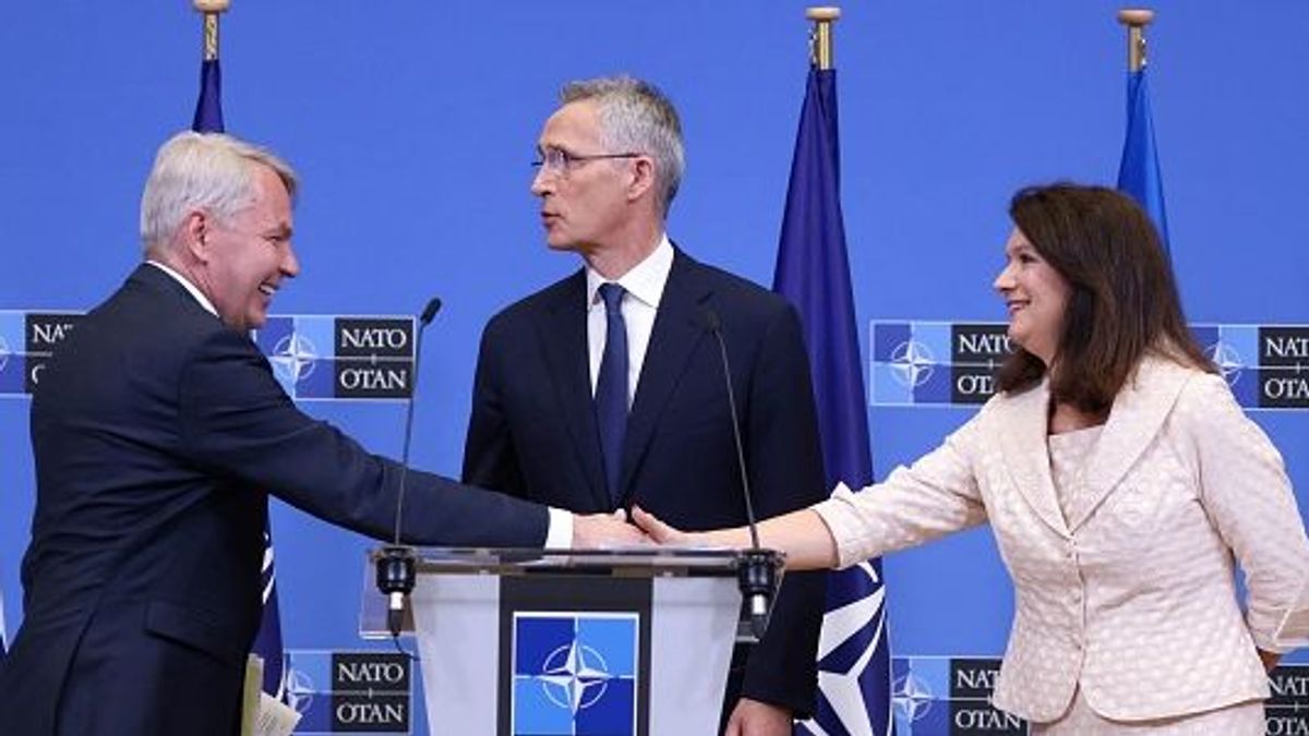 Finnish Foreign Minister Pekka Haavisto (L) shakes hands with Swedish Ministry for Foreign Affairs Ann Linde (R) nex to NATO Secretary General Jens Stoltenberg (C) following a press conference at the NATO headquarters in Brussels on July 5, 2022. - The process to ratify Sweden and Finland as the newest members of NATO was formally launched on July 5, 2022, the military alliance's chief Jens Stoltenberg said, marking a historic step brought on by Russia's war in Ukraine. (Photo by Kenzo TRIBOUILLARD / AFP) (Photo by KENZO TRIBOUILLARD/AFP via Getty Images) Finnish Foreign Minister Pekka Haavisto (L) shakes hands with Swedish Ministry for Foreign Affairs Ann Linde (R) nex to NATO Secretary General Jens Stoltenberg (C) following a press conference at the NATO headquarters in Brussels on July 5, 2022. - The process to ratify Sweden and Finland as the newest members of NATO was formally launched on July 5, 2022, the military alliance's chief Jens Stoltenberg said, marking a historic step brought on by Russia's war in Ukraine. (Photo by Kenzo TRIBOUILLARD / AFP) (Photo by KENZO TRIBOUILLARD/AFP via Getty Images)